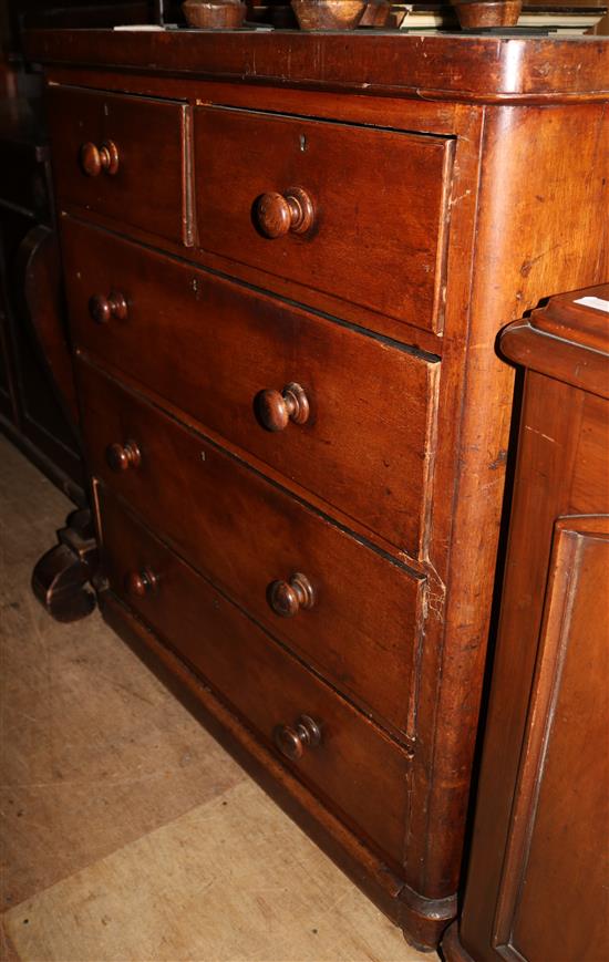Round cornered mahogany chest of drawers(-)